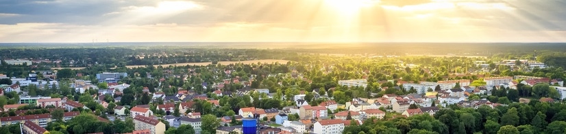 Luftbild von Bernau bei Berlin mit Wohngebieten im Abendlicht