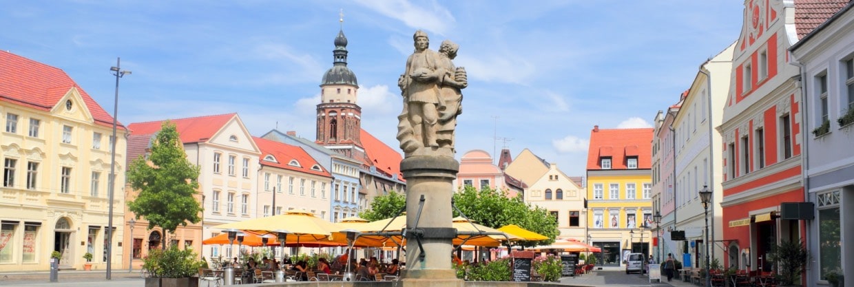Der Altmarkt in Cottbus mit Brunnen und sanierten Bürgerhäusern