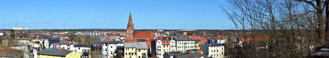 Panorama von Eberswalde mit Wohnhäusern und Kirchturm