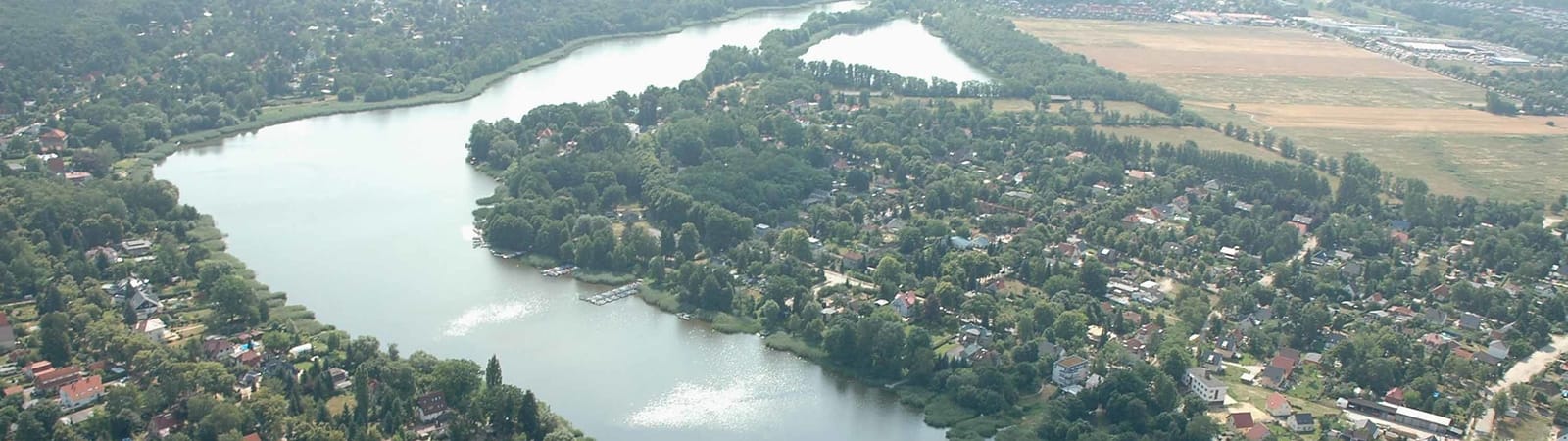 Luftbild von Falkensee mit See und Einfamilienhäusern