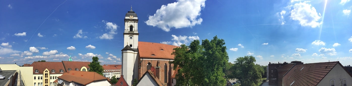 Blick über die Dächer von Fürstenwalde auf den Kirchturm im Zentrum