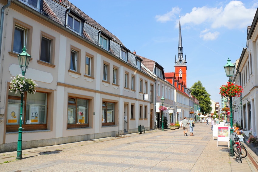Einkaufsstraße in Schwedt/Oder mit sanierten Wohn- und Geschäftshäusern