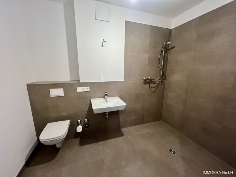 Bad mit Dusche – Erdgeschosswohnung in Brandenburg an der Havel