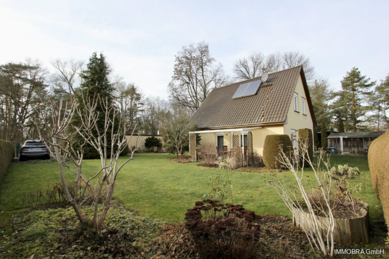 Grundstück mit Rasenfläche – Einfamilienhaus in Brandenburg an der Havel