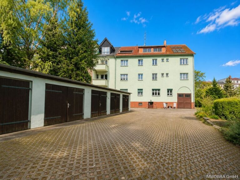 Hof mit Garagen – Mehrfamilienhaus in Brandenburg an der Havel