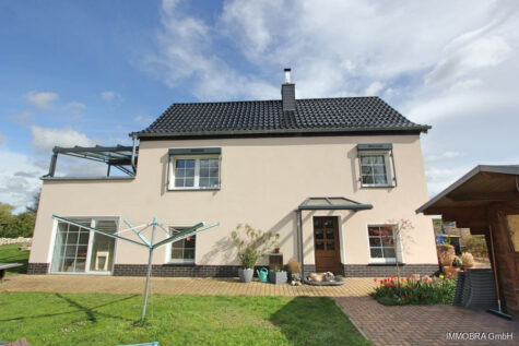 Großes Einfamilienhaus mit überdachter Terrasse und eigenem Bootsliegeplatz an der Havel