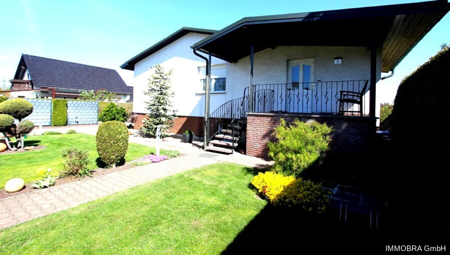 Gepflegtes Einfamilienhaus mit Gartenidylle, Pool und moderner Technik