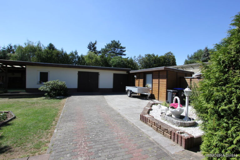 Blick zur Garage u. Werkstatt – Einfamilienhaus in Brandenburg an der Havel