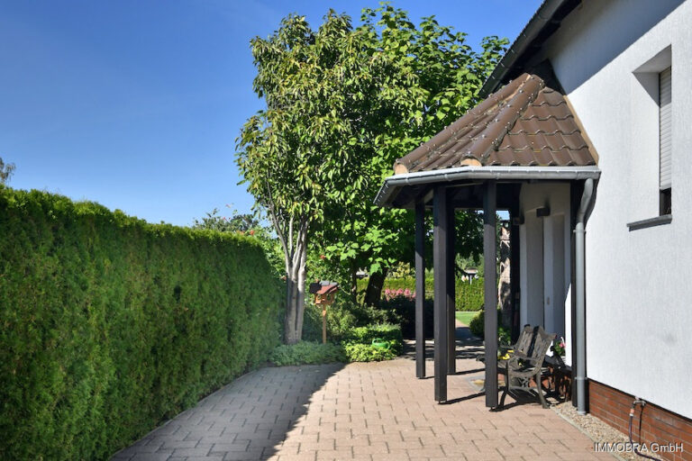 Eingangsbereich überdacht – Einfamilienhaus in Brandenburg an der Havel