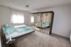 Schlafzimmer.png - IMMOBRA: Eingeschossiges Wohnhaus in guter Wohnlage
