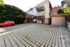 Parkplatz (Blick zum Objekt) - Voll vermietetes Wohn- & Geschäftshaus inkl. 10 PKW-Stellplätzen in bester Lage
