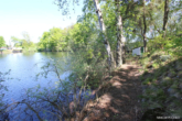 Uferlinie rechts - Natur, Ruhe und Freiheit – Ihr Platz am Wasser mit eigenem Steg und Seeanteil wartet