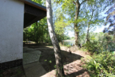 Bungalow seitlich - Natur, Ruhe und Freiheit – Ihr Platz am Wasser mit eigenem Steg und Seeanteil wartet