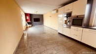 Küche & Wohnbereich - Exklusives Erholungsgrundstück mit Bungalow, Pool und traumhafter Sonnenterrasse in der Mötzower Vorstadt