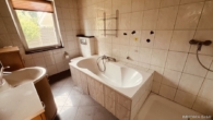 Bad mit Wanne & Dusche - Exklusives Erholungsgrundstück mit Bungalow, Pool und traumhafter Sonnenterrasse in der Mötzower Vorstadt
