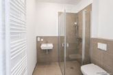 Bad mit Dusche - Moderne Neubauwohnung mit Terrasse, Balkon, zwei Bädern und Tiefgarage