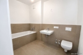 Bad mit Badewanne - Moderne Neubauwohnung mit Terrasse, Balkon, zwei Bädern und Tiefgarage