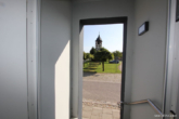 Eingang mit Blick auf Kirchturm - Traumhafter Vierseithof inmitten der Natur in Mützel
