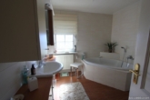 Bad mit Wanne & Dusche - Gepflegtes Einfamilienhaus mit Gartenidylle, Pool und moderner Technik