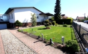 Blick von der Straße - Gepflegtes Einfamilienhaus mit Gartenidylle, Pool und moderner Technik