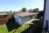 Blick zum Nebengebäude / Partyraum - Gepflegtes Einfamilienhaus mit Gartenidylle, Pool und moderner Technik
