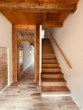 Holztreppe zum OG - Wohnen mit Wow-Effekt – extravagante Maisonettewohnung mit Balkon über dem Wasser