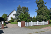 Blick von der Straße - Großes Einfamilienhaus mit Idyllischem Garten in begehrter Wohnlage